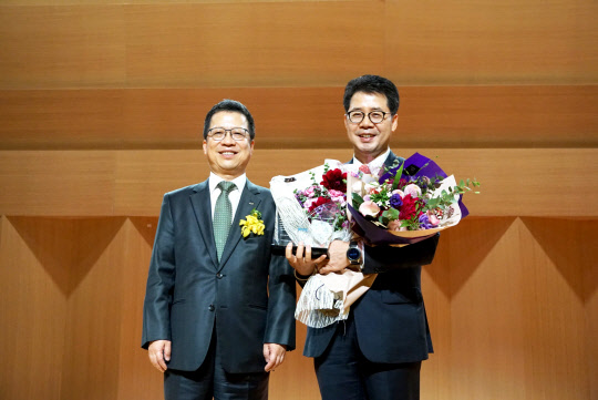 SK네트웍스는 22일 한국기업지배구조원 주최로 교직원 공제회관에서 열린 '2019년 KCGS 우수기업 시상식'에서 ESG(환경·사회·지배구조) 평가 최우수기업 표창을 받았다고 밝혔다. 사진은 박상규 SK네트웍스 사장(오른쪽)이 ESG 평가 최우수기업상을 수상 이후 기념촬영을 하는 모습. <SK네트웍스 제공>